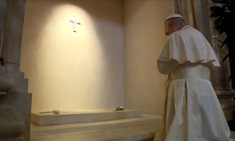 Giáo hoàng Leo XIV đến thăm mộ cố Giáo hoàng Francis