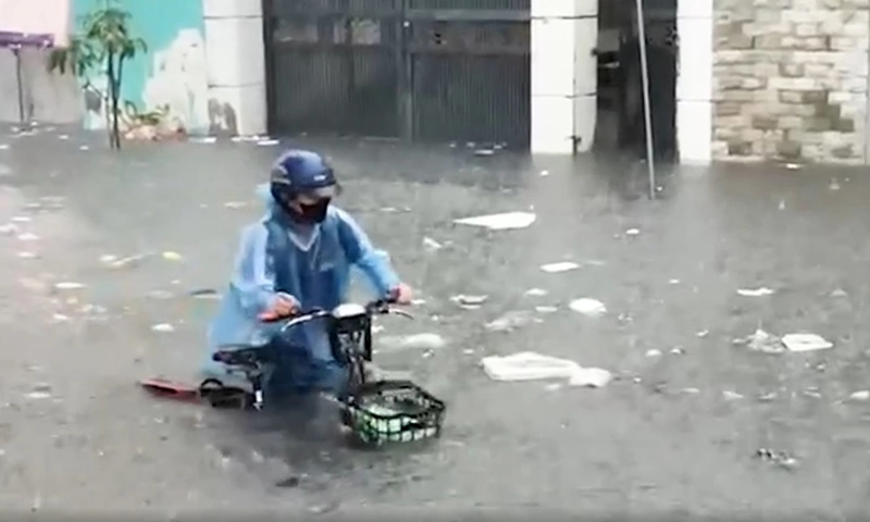 Mưa lớn, dông lốc làm 1 người chết, 1 người bị sét đánh, 1 người mất tích