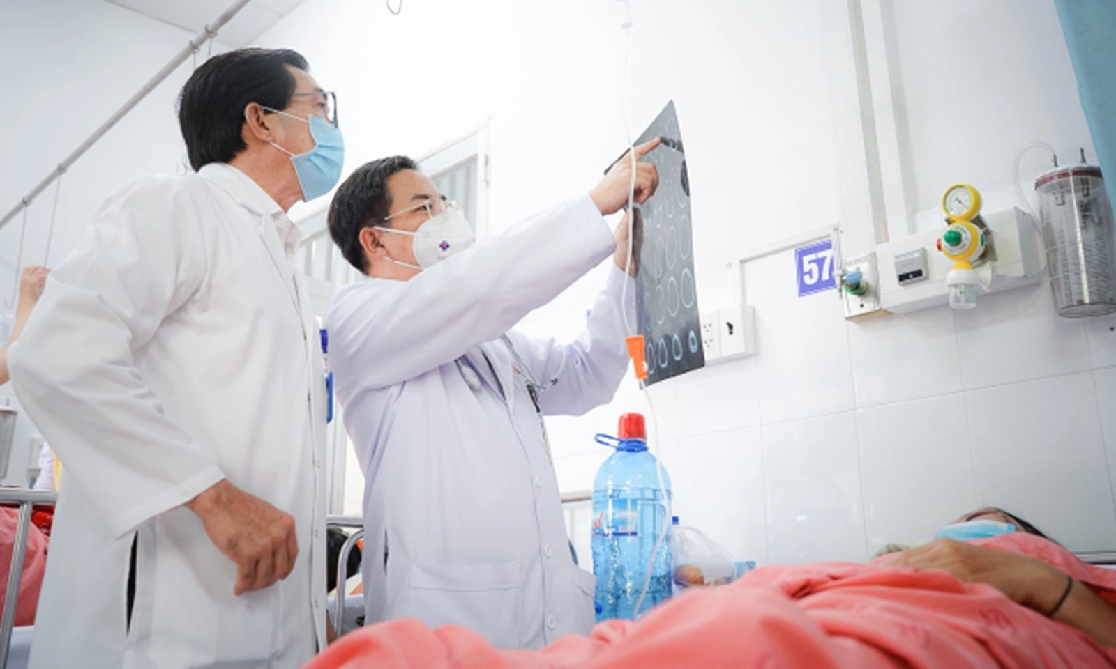 Ô tô chở đoàn hành hương từ TPHCM đi Bảo Lộc gặp nạn, 4 người bị thương nặng