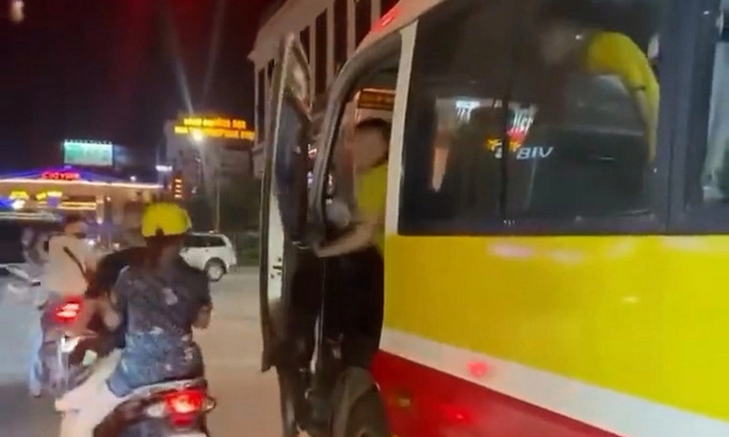 Xử phạt nghiêm khắc tài xế xe buýt đe dọa người đi đường ở TP Vinh