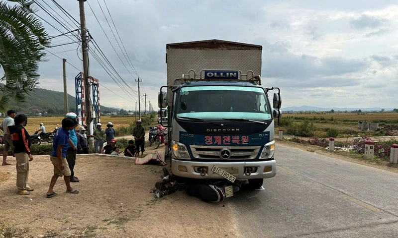 Xe máy chuyển hướng, va chạm xe tải, người đàn ông tử vong tại chỗ