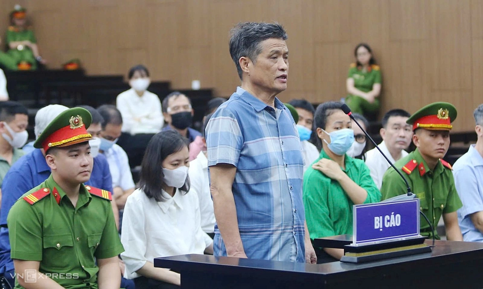 Cựu tổng cục trưởng khai giật mình khi nhận quà sinh nhật nửa tỷ đồng