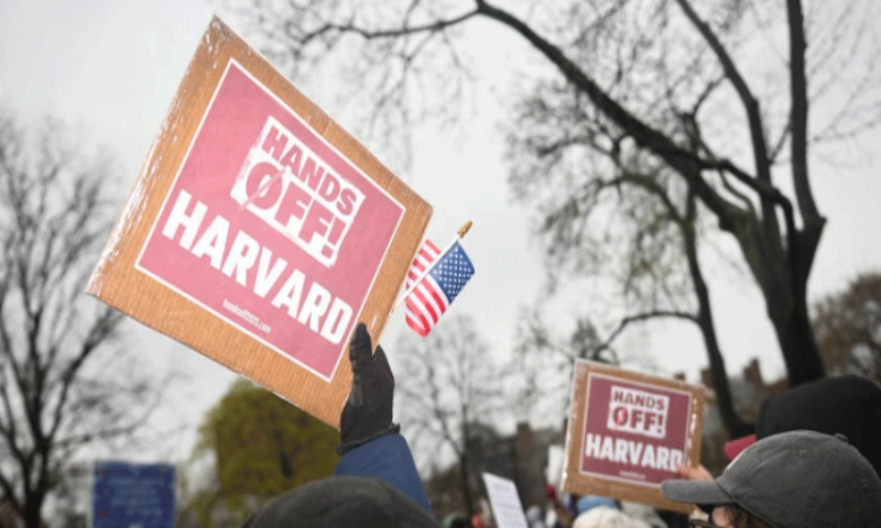 Chính phủ Mỹ cắt thêm 450 triệu USD tài trợ cho Đại học Harvard