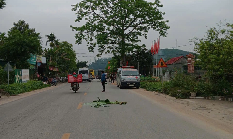 Xe máy va chạm xe đầu kéo trên quốc lộ 7, một phụ nữ tử vong