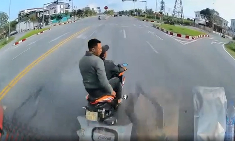 Hai thanh niên không đội mũ bảo hiểm, lạng lách bị triệu tập xử lý