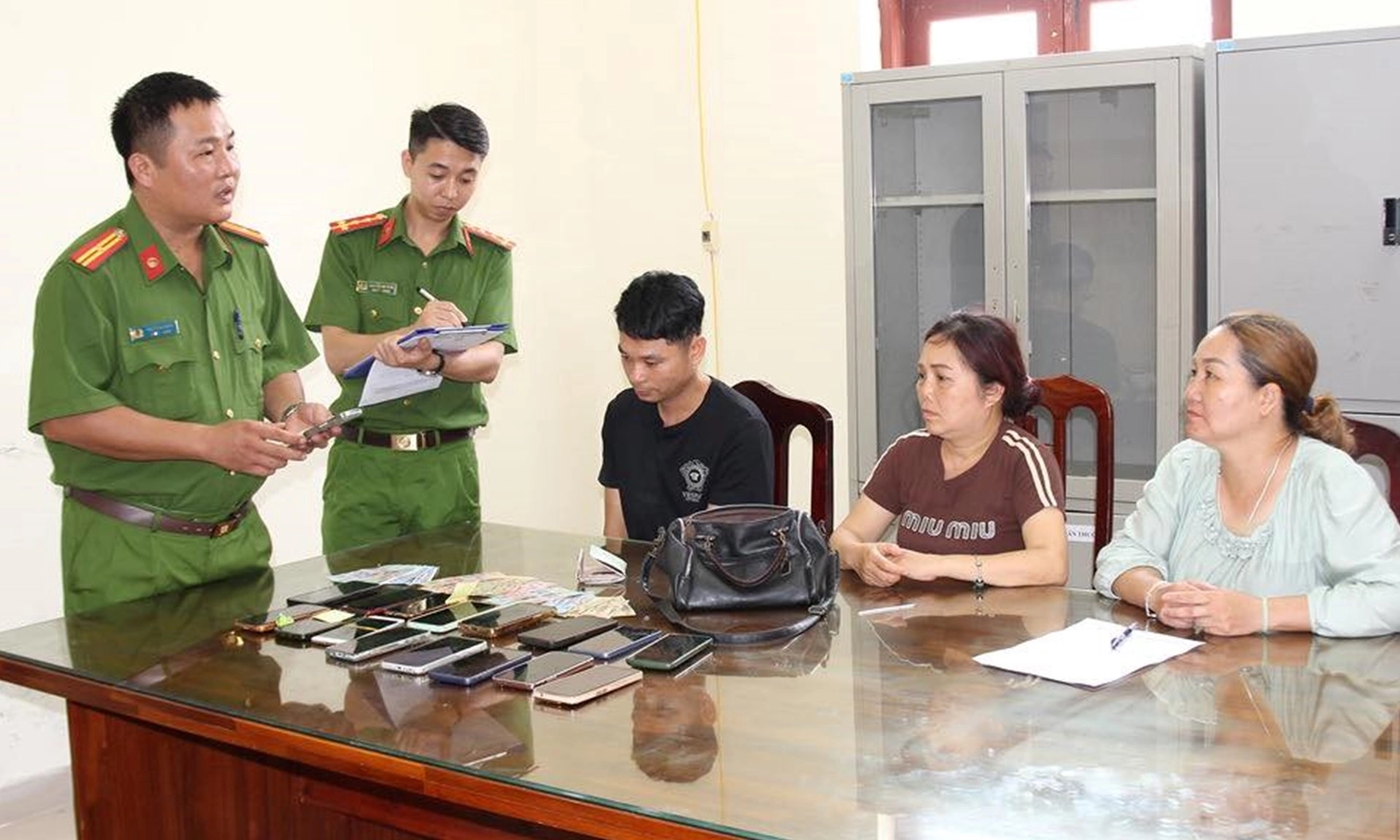 Nhóm đối tượng lợi dụng chiêm bái Xá lợi Đức Phật tại chùa Tam Chúc để trộm cắp hàng chục điện thoại