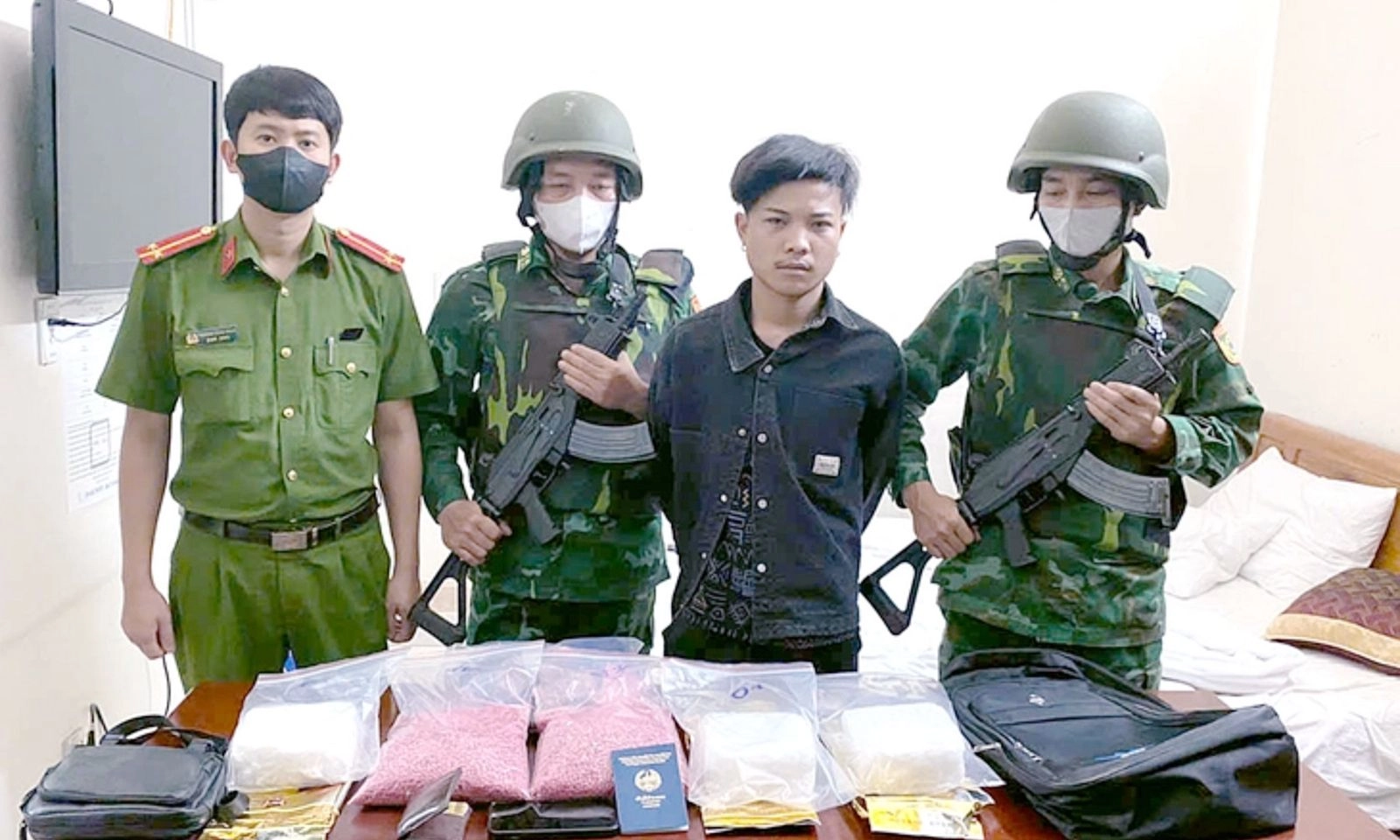 Bắt giữ đối tượng mang 3kg và 40.000 viên ma túy tổng hợp vào Việt Nam