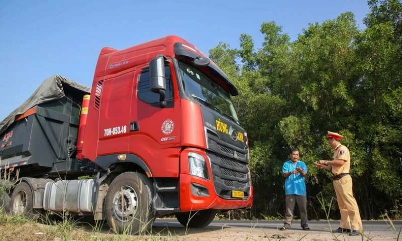 TPHCM đề xuất bỏ phù hiệu giấy, quản lý vận tải hoàn toàn số hóa