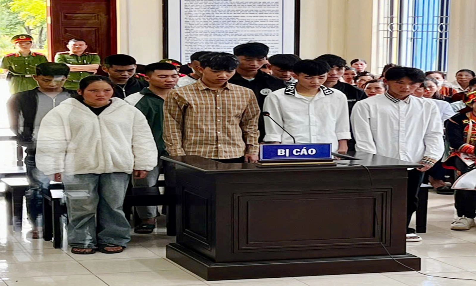 11 thanh thiếu niên mang hung khí tấn công người đi đường gây chết người