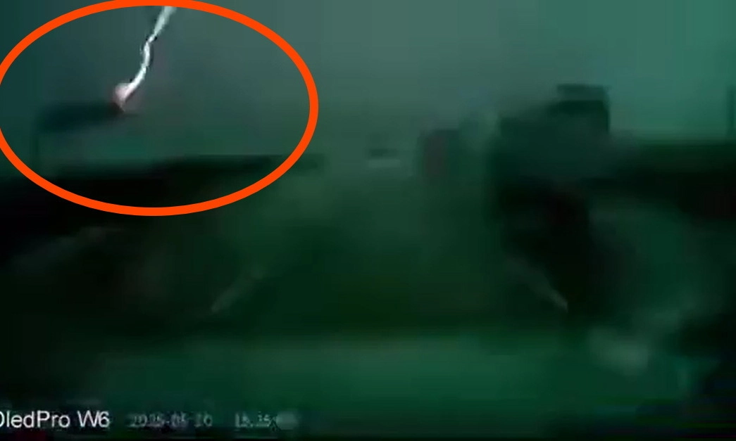 Video clip: Hú hồn, tia sét suýt đánh trúng ôtô đang lưu thông trên cao tốc Pháp Vân