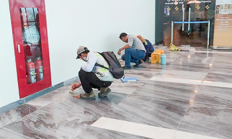 Bơm keo nền nhà ga T3 sân bay Tân Sơn Nhất vào ban đêm