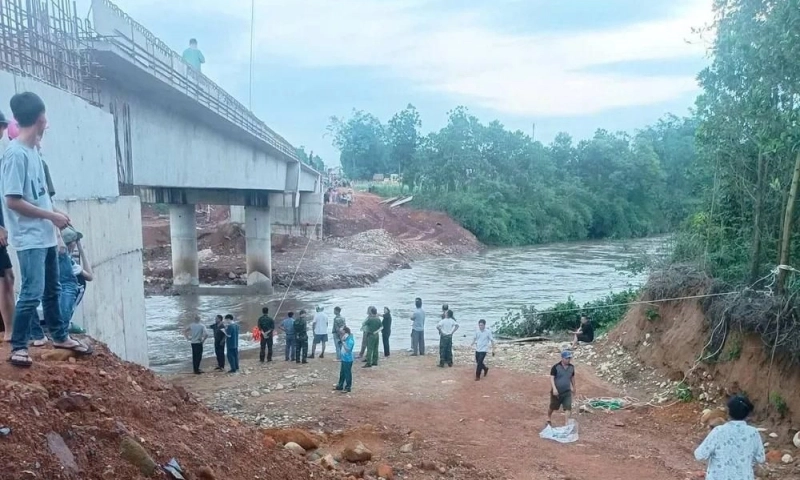 Quảng Ninh: 7 học sinh bị lũ cuốn, 2 em tử vong