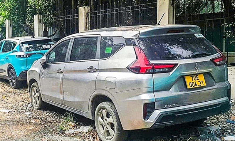 Xe hơi đậu bên đường cả năm, không biết ai là chủ xe!