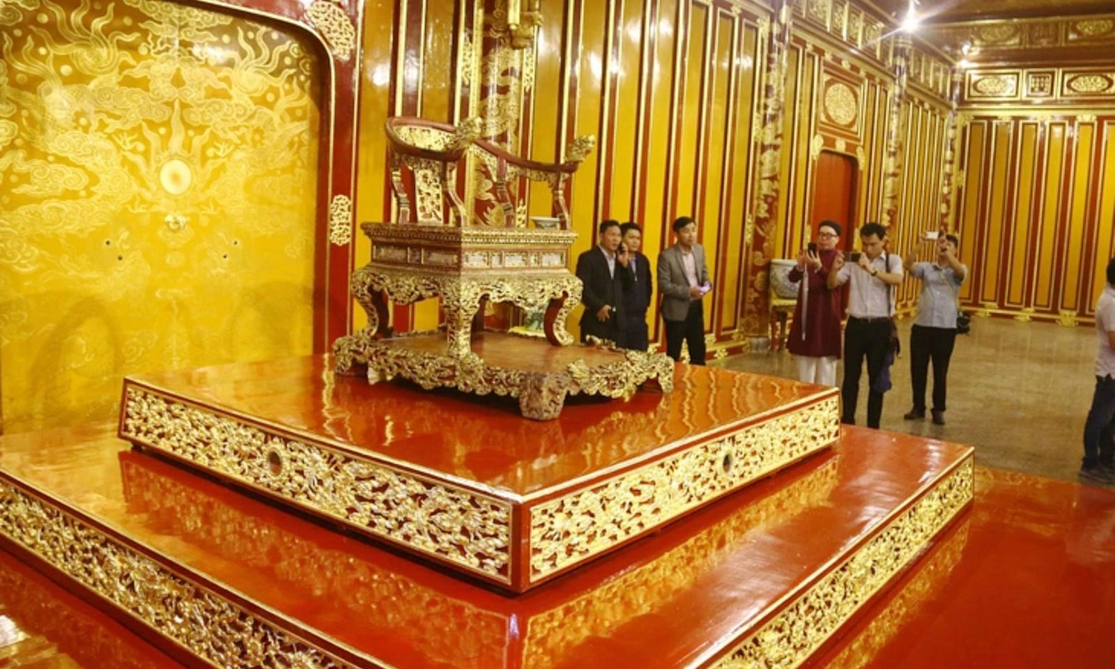 Điểm tin sáng 25/5: Ngai vàng triều Nguyễn bị bẻ gãy | Phụ nữ sinh 2 con sắp nhận trợ cấp 