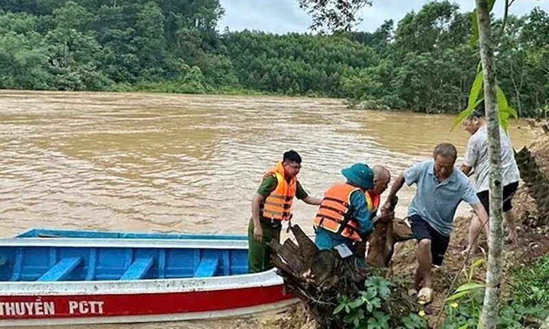 Đi cứu gia súc, người đàn ông lại được ứng cứu trong lũ