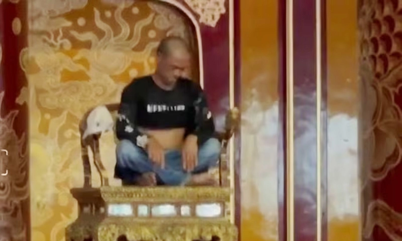 Danh tính người đàn ông phá hoại ngai vua trong Đại nội Huế