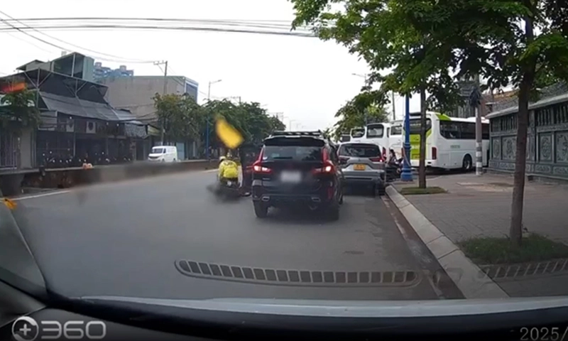Tài xế ô tô mở cửa hất văng xe máy còn đòi xe máy đền 3 triệu đồng!