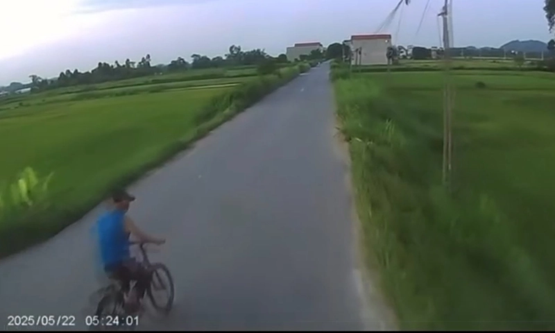 Không ai nhường đường, né xe đạp, ô tô tải lật nhào xuống ruộng