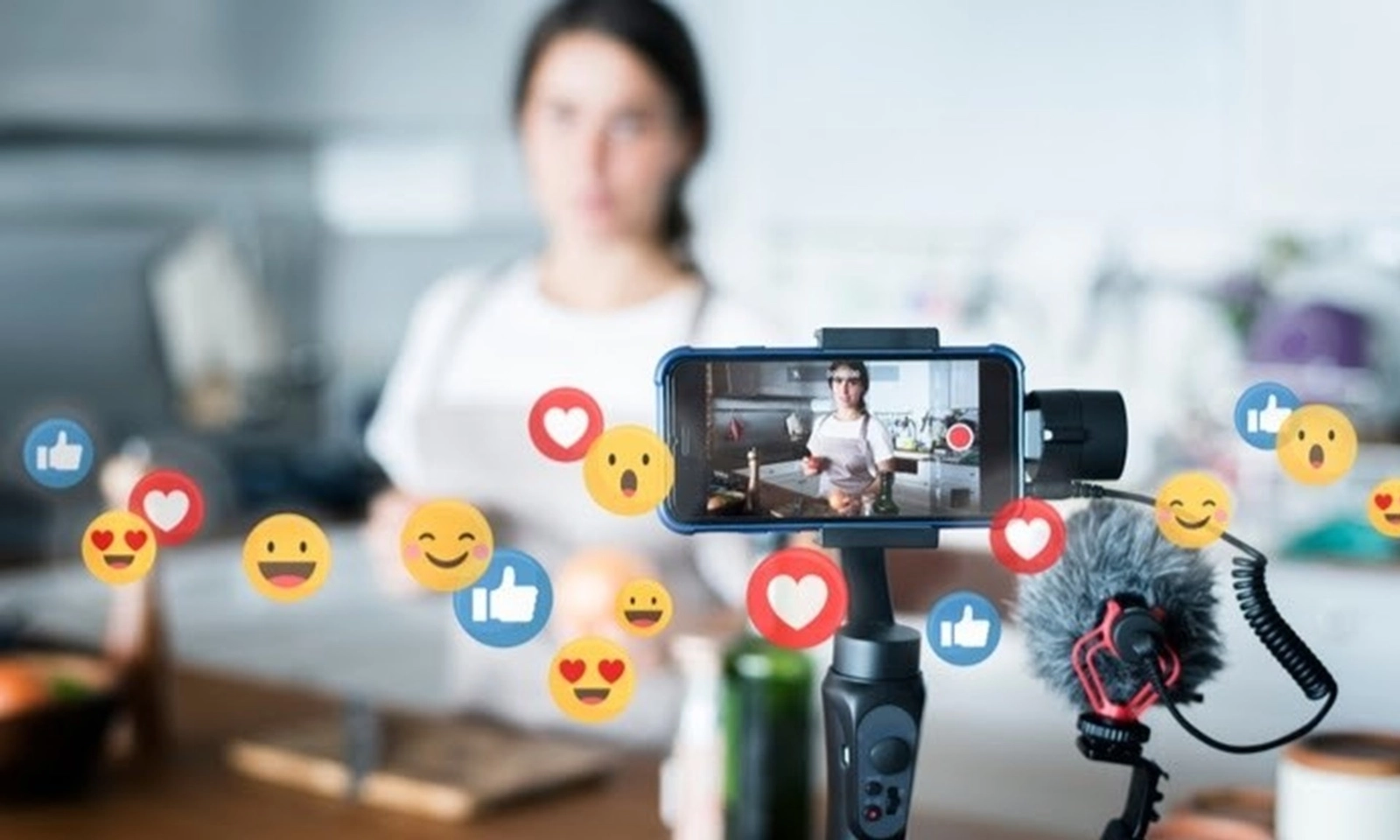Lên mạng livestream khoe thân, cô gái trẻ bị đe dọa tống tiền