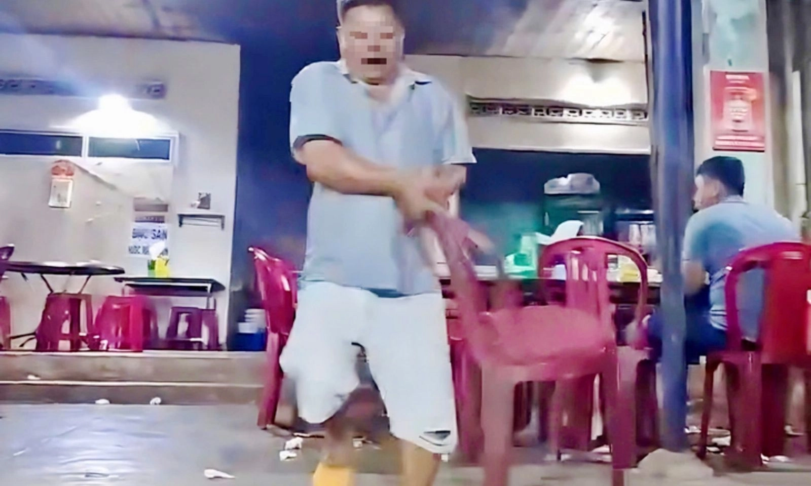 Bình Định: Khách phàn nàn giá cơm gà, bị chủ quán cầm ghế đánh tới tấp