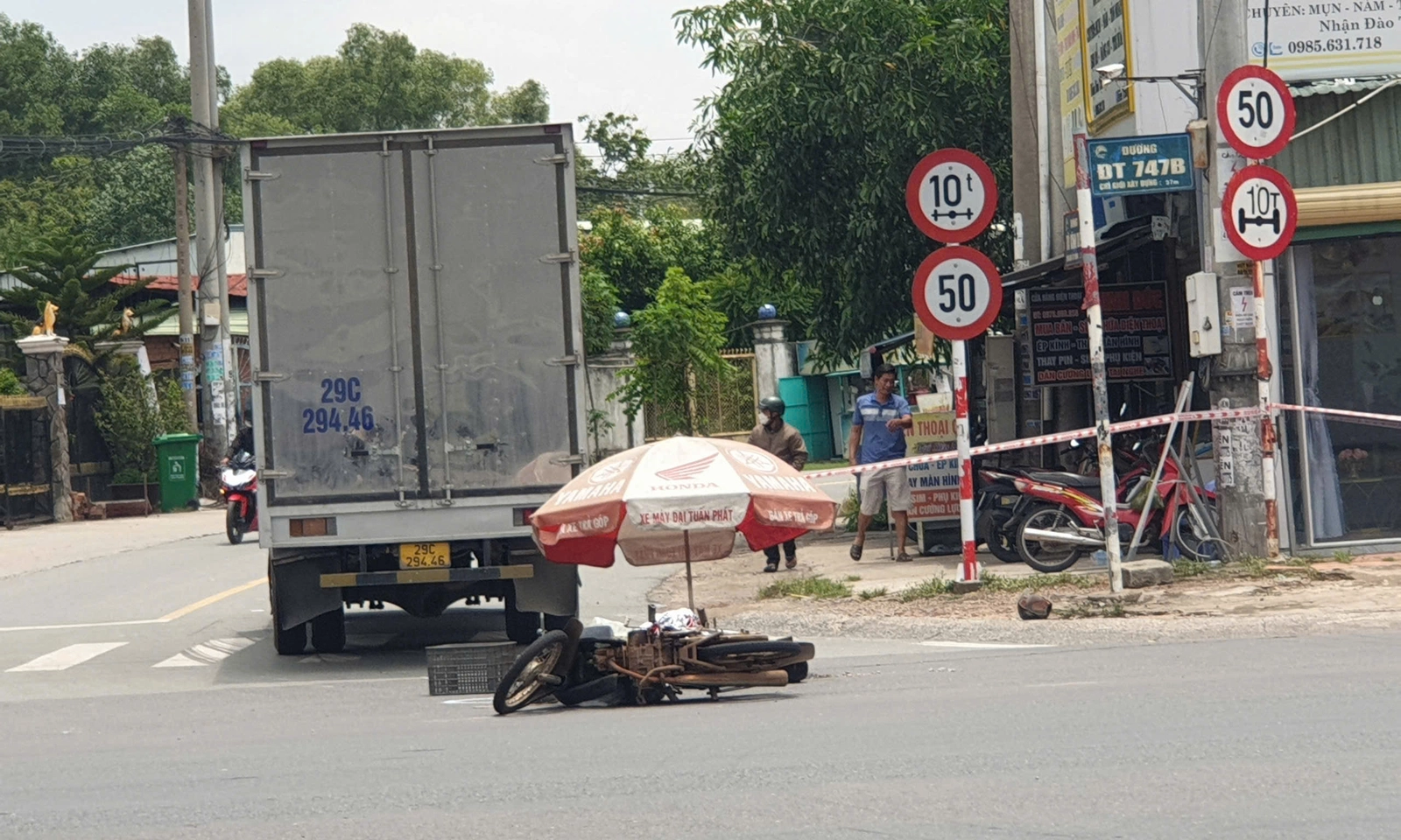 Thanh niên đi xe máy tử vong do thắng gấp ngã vào gầm xe tải
