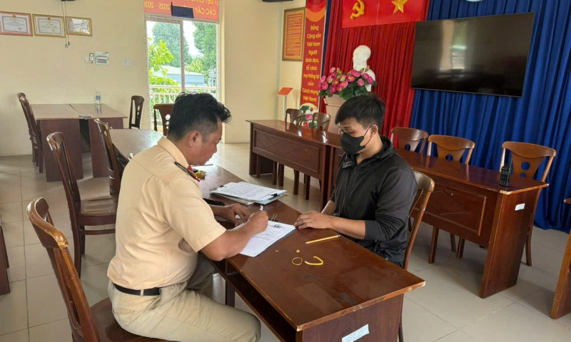 Tài xế xe ba gác bị phạt 33,5 triệu đồng vì đi ngược chiều còn cố tình chặn đầu ô tô