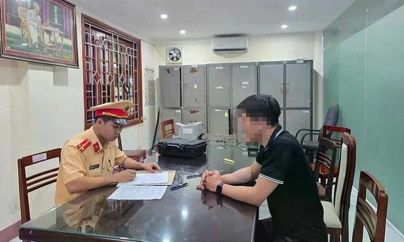 Phạt 35 triệu đồng tài xế lùi xe trên cao tốc Hà Nội - Thái Nguyên