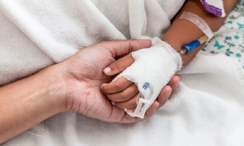 Bé 7 tháng tuổi suýt tử vong vì tụ máu dưới da đầu sau khi té từ giường xuống đất  