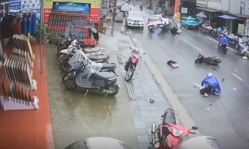 Xe “điên” đụng hàng loạt xe máy ở Sapa, cháu bé 5 tuổi tử vong