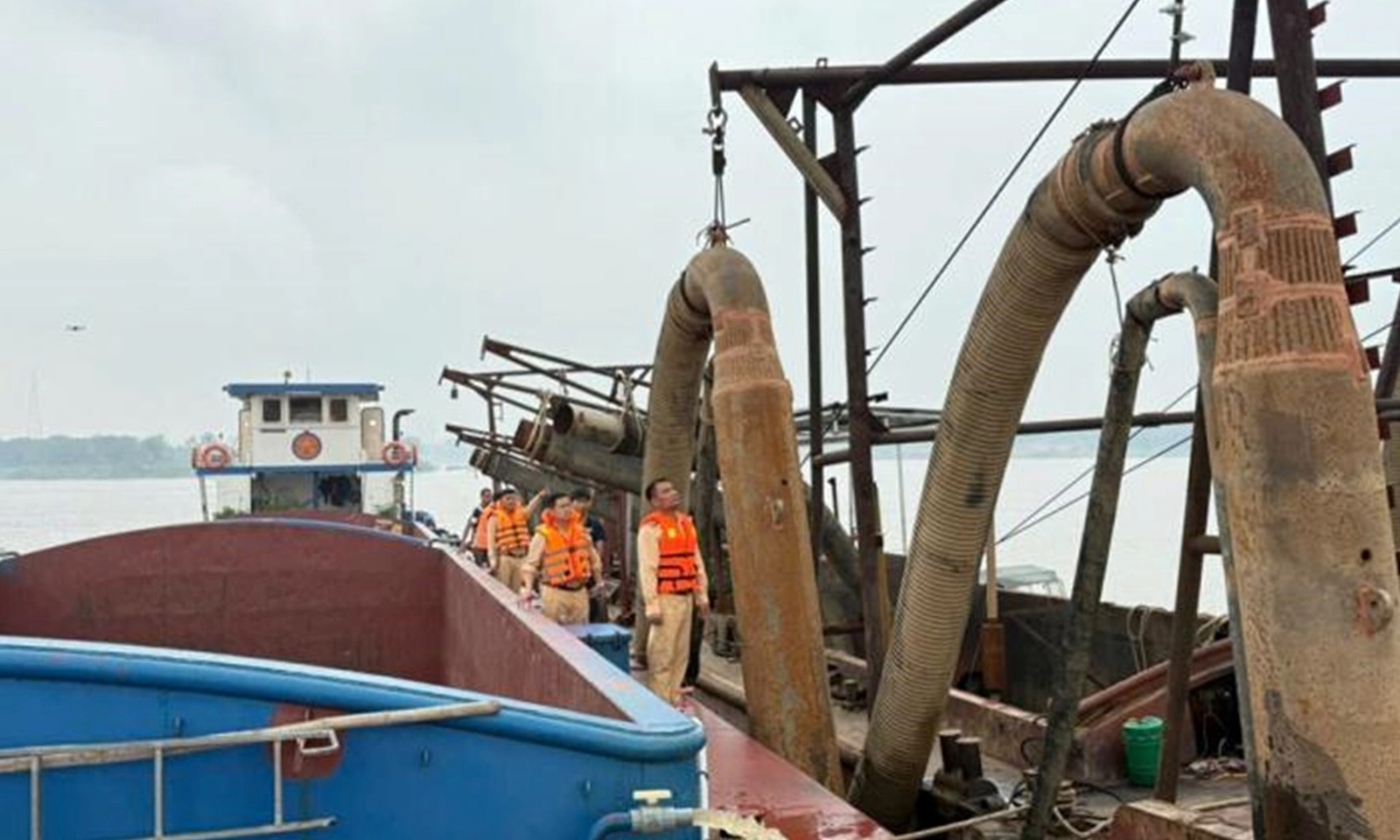 Bắt giữ 2 phương tiện khai thác cát trái phép trên sông Hồng