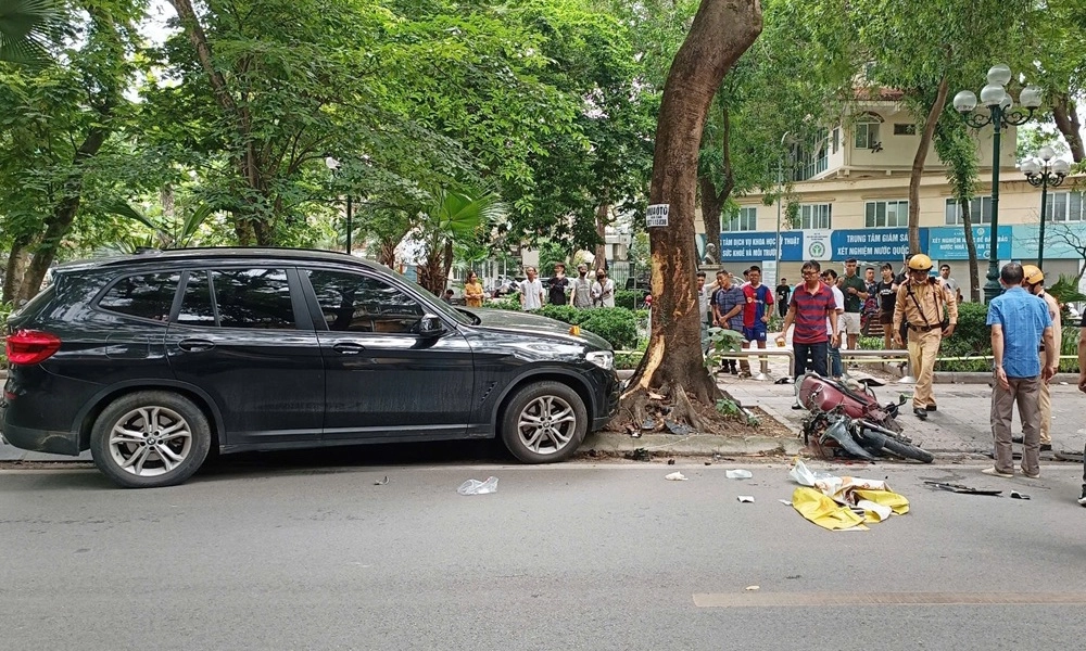 Hà Nội : Ô tô tông mạnh xe máy, 1 người bị đứt rời chân