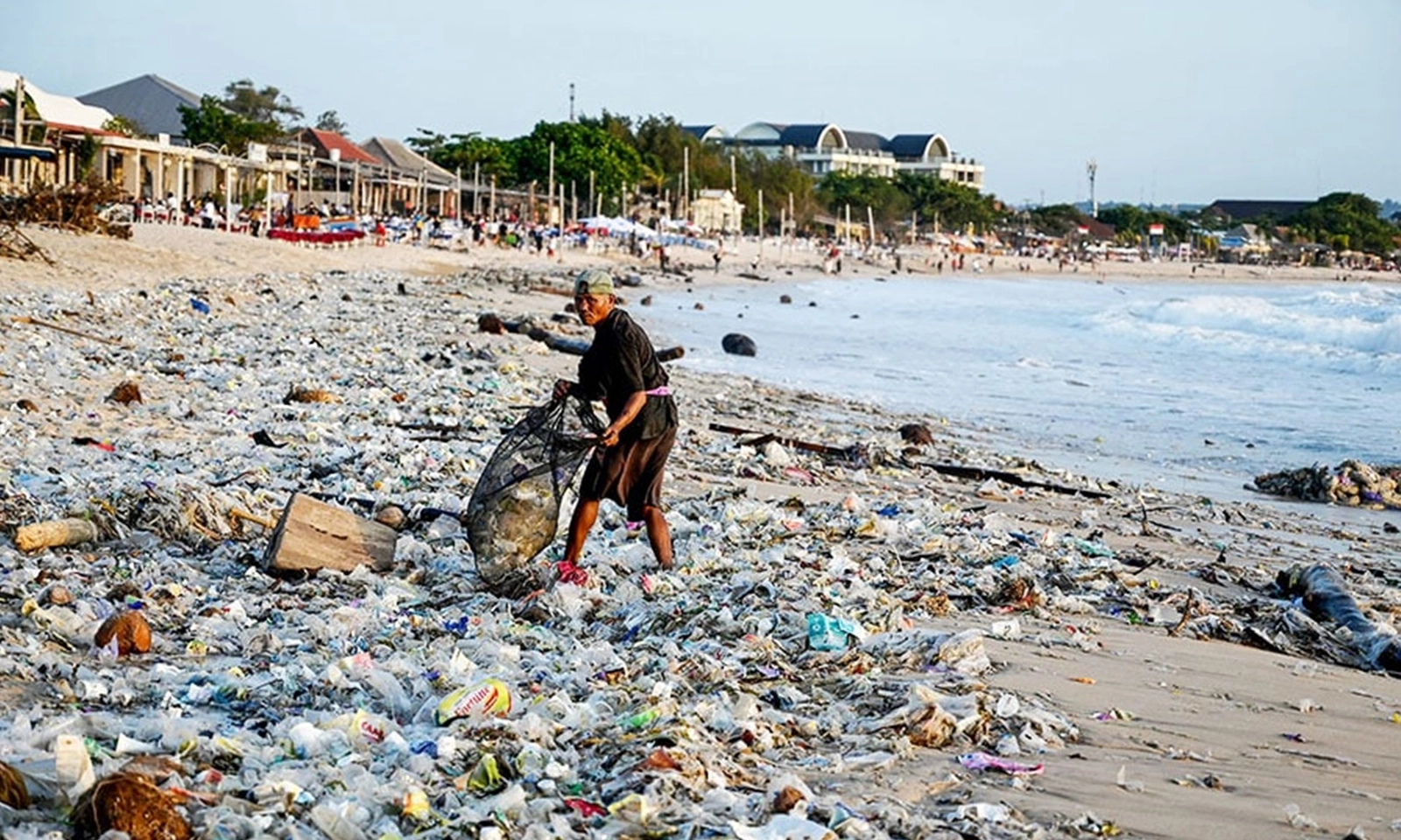 Đảo Bali cấm sản xuất nước đóng chai dưới 1 lít