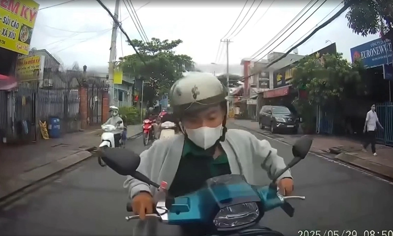 Lo xem điện thoại đâm vào đuôi ô tô