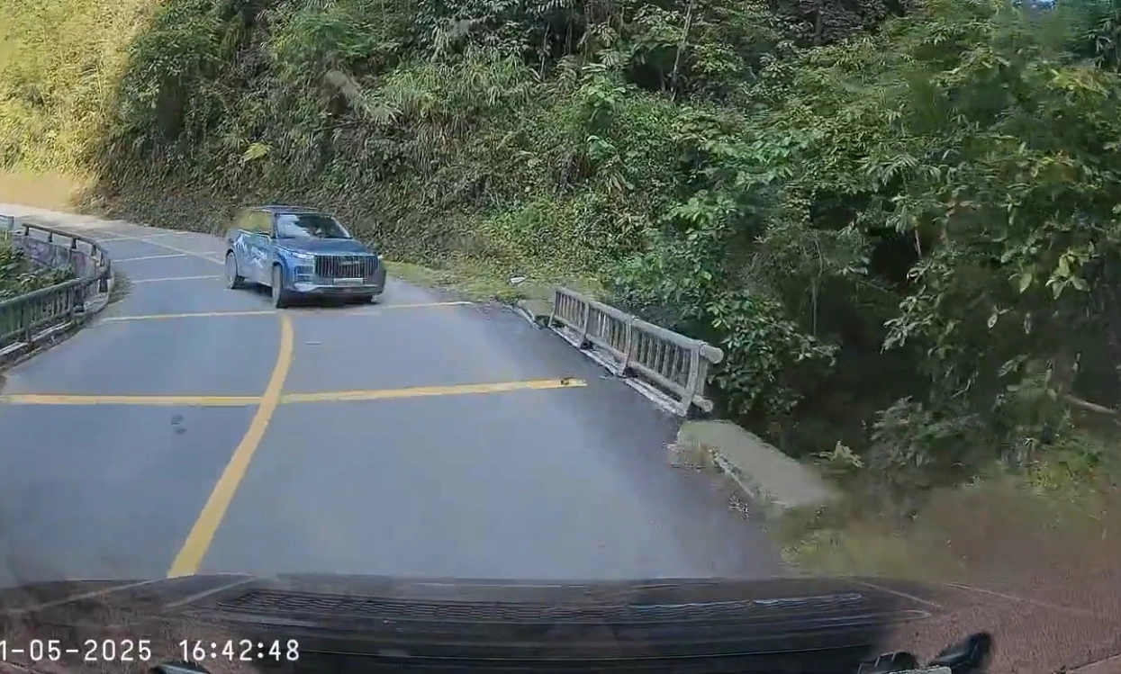Video clip: Xe SUV mất lái trên Quốc lộ 34, đâm trực diện xe khách