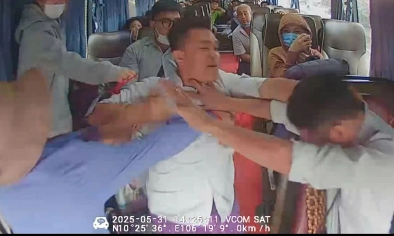 Tranh giành khách, tài xế bị hành hung ngay trên ghế lái