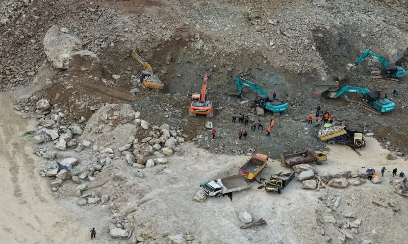 Tiếp tục tìm kiếm nạn nhân mắc kẹt trong vụ sập mỏ đá ở Indonesia