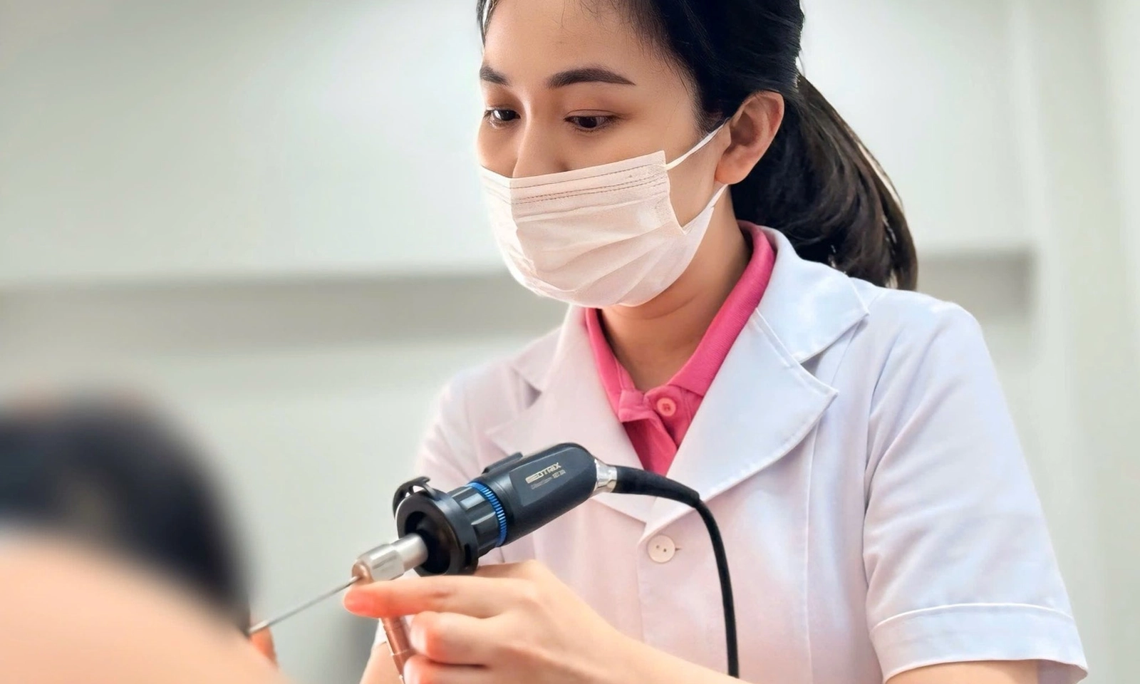 Bé gái 6 tuổi suýt thủng màng nhĩ… vì một sợi dây buộc tóc