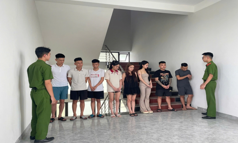 Phát hiện tiệc ma túy giữa chung cư, hàng trăm iPhone nghi nhập lậu