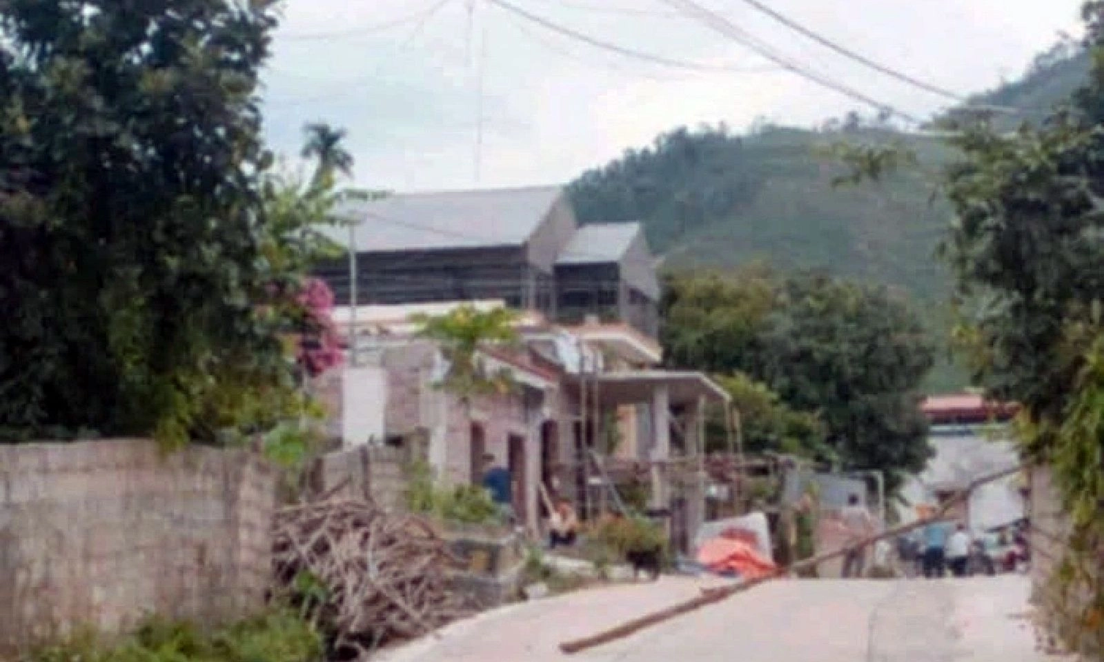 Quảng Ninh: Nghi án chồng sát hại vợ trong phòng ngủ rồi dùng súng tự sát