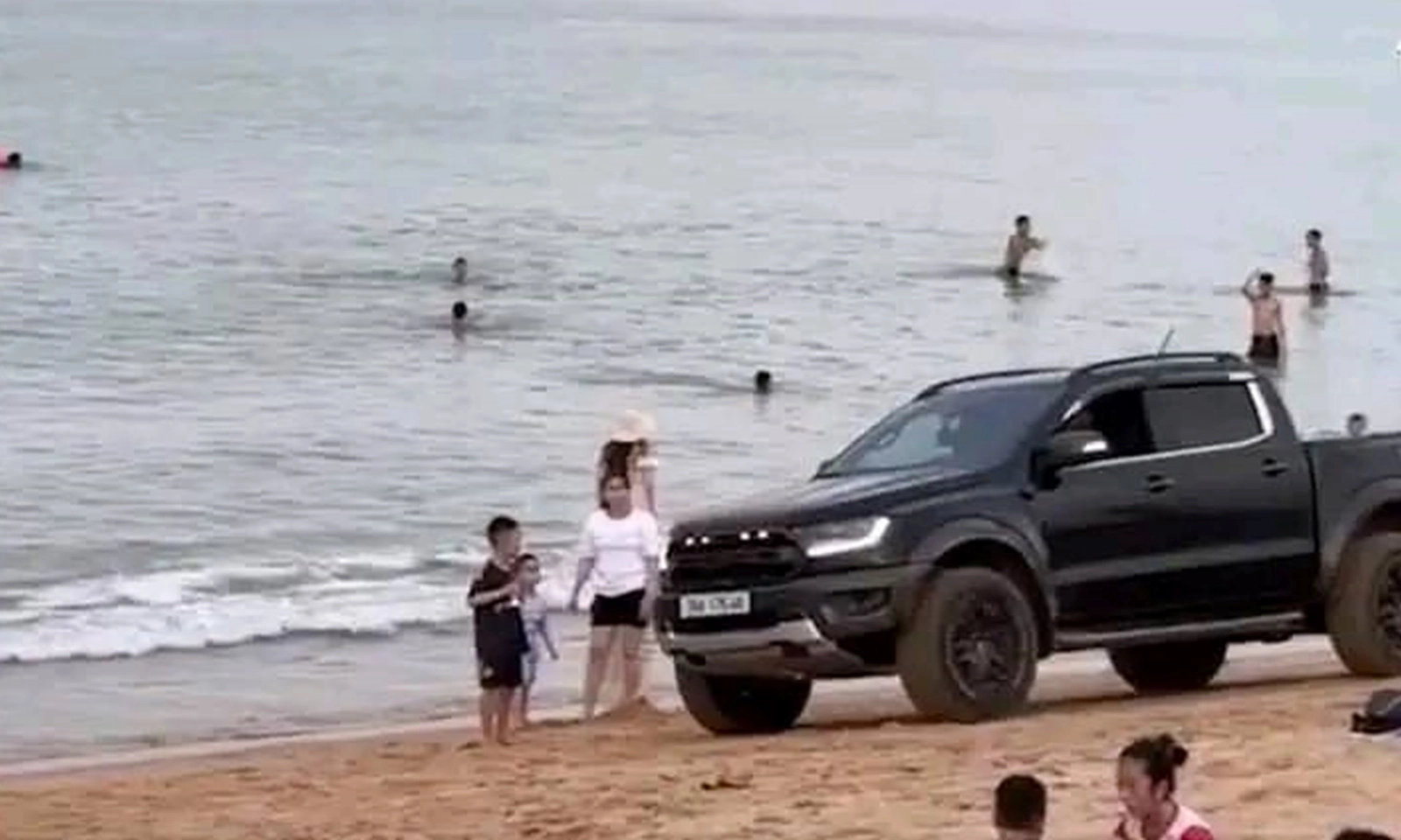 Tài xế lái xe bán tải trên bãi biển Tuy Hòa gửi lời xin lỗi
