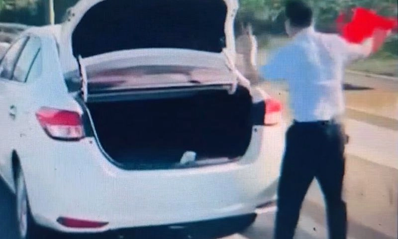 Phạt tài xế 13,5 triệu đồng vì dừng xe giữa cầu ném bịch đồ xuống sông