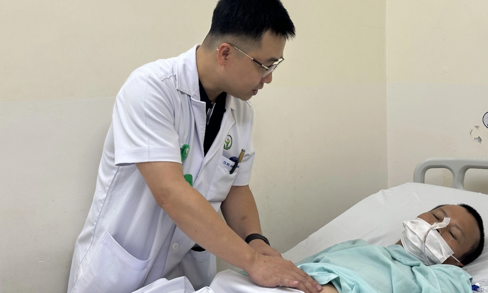 Thủng trực tràng nghiêm trọng vì bị vòi xịt khí nén xịt vào hậu môn