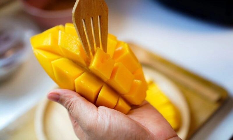 Một quả xoài mỗi ngày có thể giúp phụ nữ sau mãn kinh sống khỏe hơn