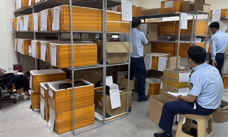 Phạt hơn 120 triệu đồng doanh nghiệp buôn lậu hơn 4.000 pin điện thoại không hóa đơn