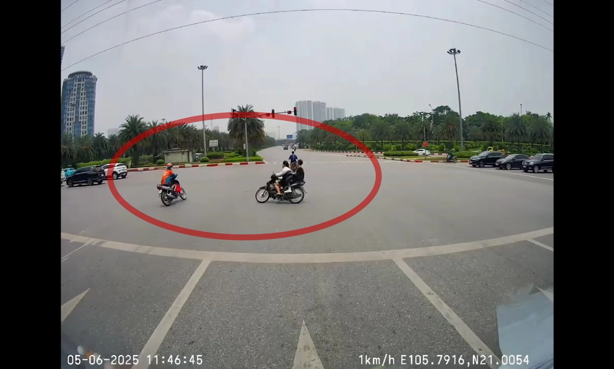 Video: Hai xe máy va chạm vì cùng vượt đèn đỏ ở Hà Nội