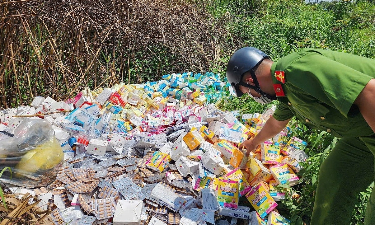 Hàng loạt thực phẩm chức năng, thuốc nghi hàng giả bị đổ bỏ trái phép gần chợ Bình Điền