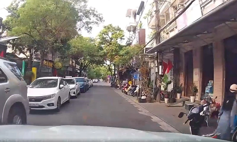 Quên gạt chân chống xe, cô gái cho là ô tô đụng ngã xe cô