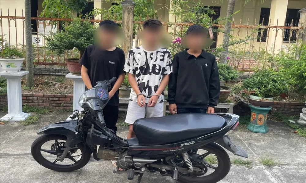 Mang dao trong cốp xe, nhóm thiếu niên truy sát bạn học giữa ban ngày