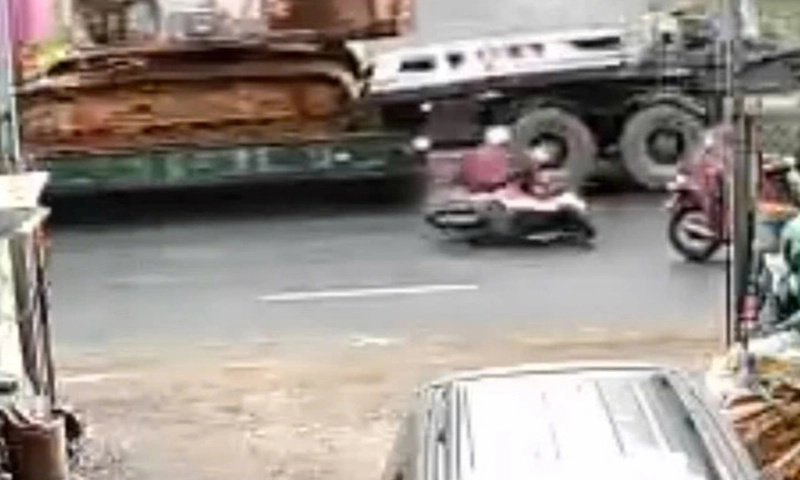 2 cô gái đi xe máy té ngã bị xe container cán tử vong