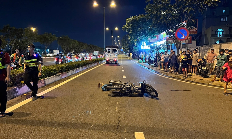 Hai xe máy va quẹt, người đàn ông ngã xuống đường bị xe tải cán tử vong